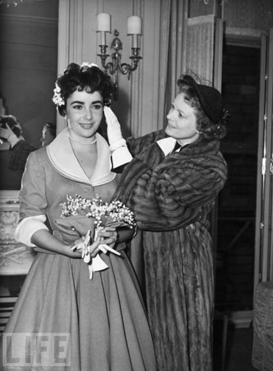 Liz Taylor alle nozze con Michael Wilding si fa aiutare dall'amica attrice Anna Neagle - Foto Life