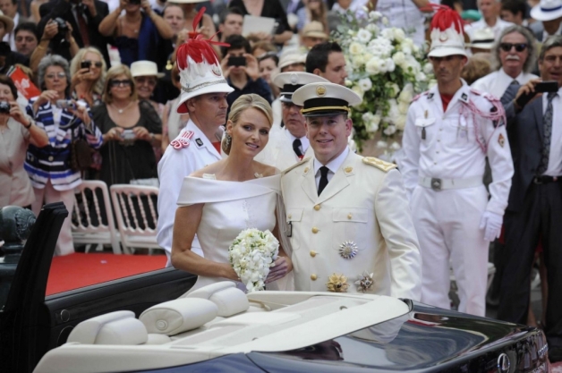 Alberto e Charlene di Monaco salgono su lexus