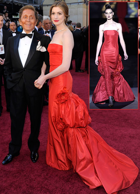 Anne Hathaway in abito rosso con Valentino agli Oscar 2011