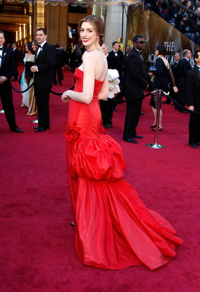 Anne Hathaway in abito rosso con Valentino agli Oscar 2011