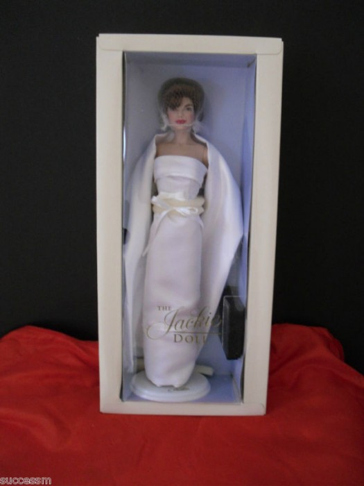 Barbie Jackie Kennedy con cuff dress Cassini