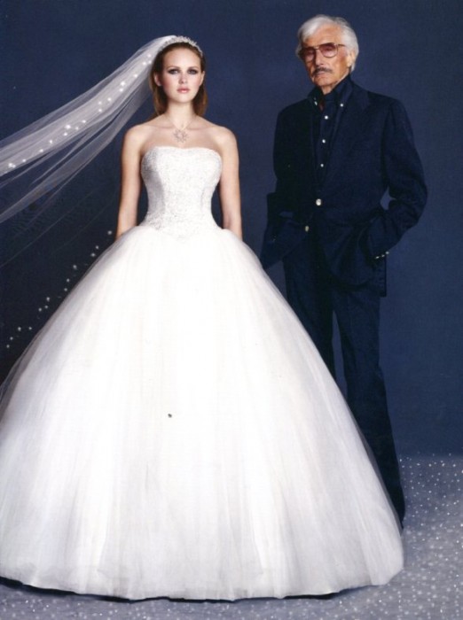 Oleg Cassini con un modello da sposa ball gown