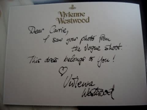 Bigliettino da Vivienne Wesywood a Carrie Bradshaw nel film Sex and the city - The movie