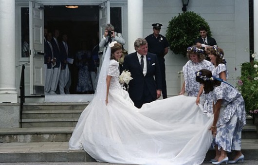 Caroline Kennedy alle nozze con Edwin Schlossberg accompagnata da Edward M. Kennedy