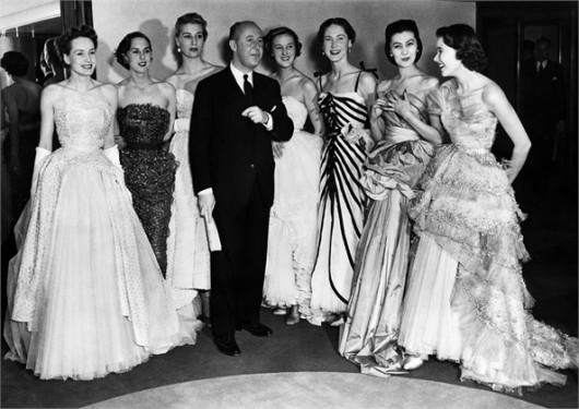 Christian Dior con le sue modelle ad una sfilata nel 1950 © Corbis