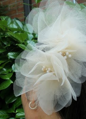 Fiori tulle per acconciatura sposa - Foto da alosangeleslove.com