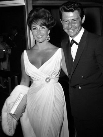 Liz Taylor agli Oscar 1960 con il marito Eddie Fisher Liz Taylor agli Oscar 1960 con il marito Eddie Fisher
