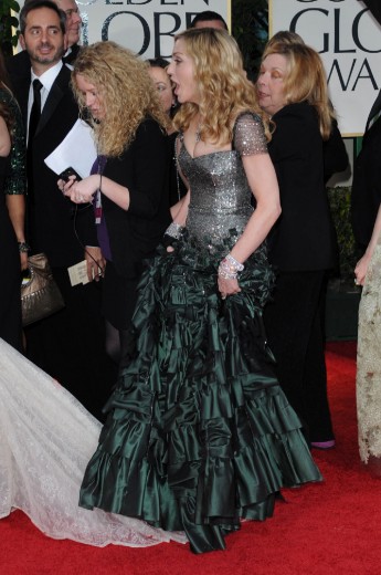 Madonna calpesta l'abito Elie Saab di Jessica Biel ai Golden Globe 2012
