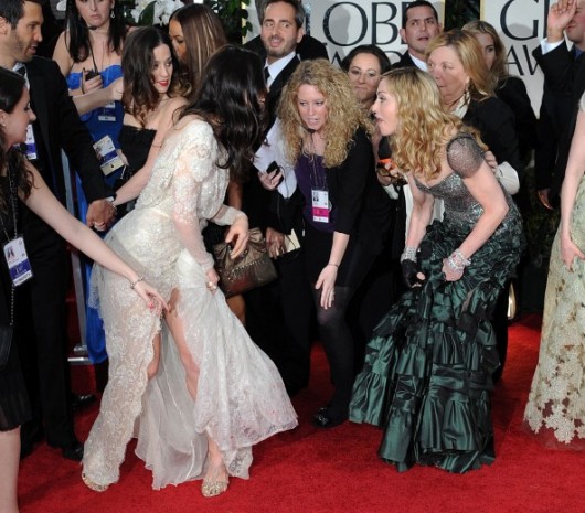 Madonna si scusa con Jessica Biel per averle calpestato l'abito ai Golden Globe 2012