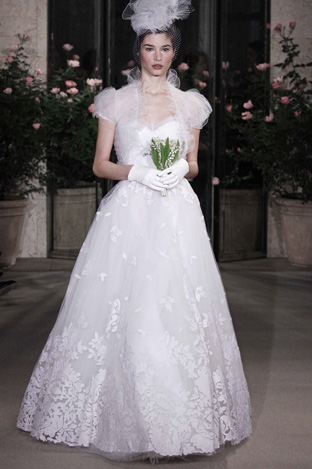 Oscar de la Renta Primavera 2010 con giacchino e cappellino in tulle