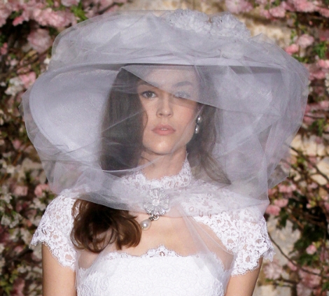 Oscar de la Renta Primavera 2012 cappello con tulle fino a spalle