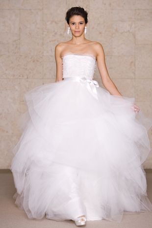 Oscar de la Renta Primavera 2011 ball gown con corpetto in pizzo 