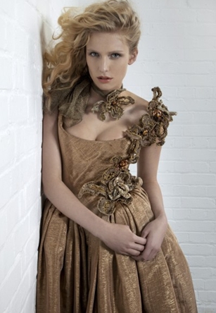 Vivienne Westwood Beauty Queen Dress: abito marrone e oro con dettagli di ricami floreali
