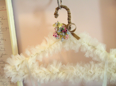 appendiabiti foderato tulle - foto da velvetstrawberries.typepad.com