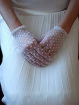 Guantini da sposa in tulle - Foto da zankyou.com