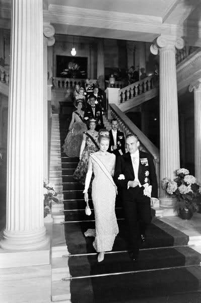 Grace e Ranieri di Monaco arrivano al ricevimento la sera prima delle nozze di Sofia di Grecia 1962