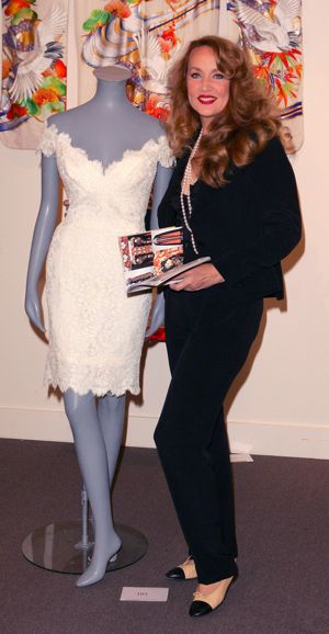 Jerry Hall con il suo abito da sposa all'asta Sotheby’s 2008