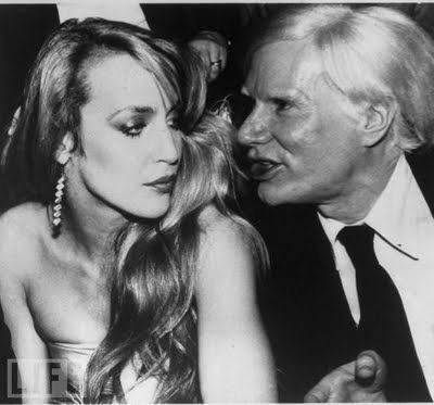 Jerry Hall con Andy Warhol allo studio 54 - foto Life