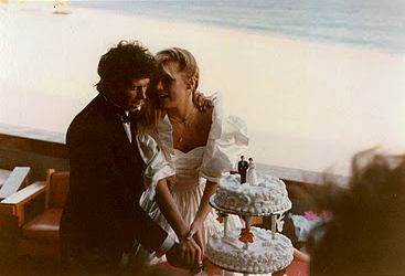 Il taglio della torta alle nozze tra Keith Richards e Patti Hansen
