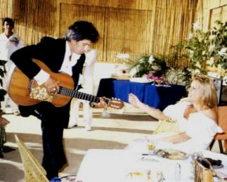 Keith Richards suona chitarra per Patti alle nozze - Foto da Biografia "Life" Edizioni Feltrinelli