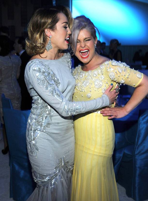 Miley Cyrus con Kelly Osbourne ai festeggiamenti per gli Oscar 2012