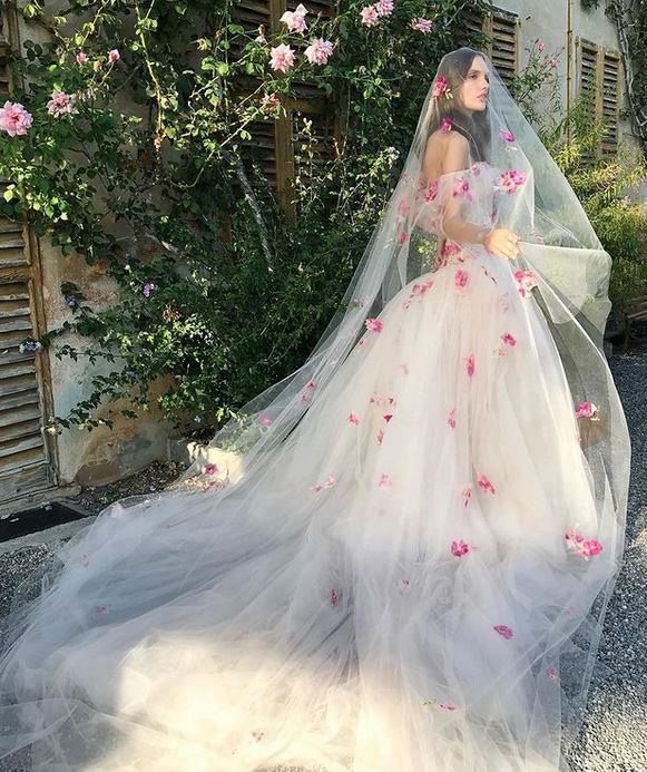 Abito da sposa deals con fiori applicati