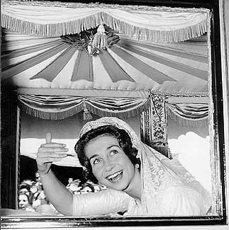 Sofia di Grecia alle nozze saluta dalla carrozza