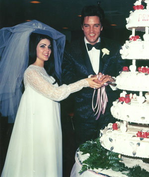 Elvis e Priscilla Presley tagliano la torta nuziale - Foto Getty