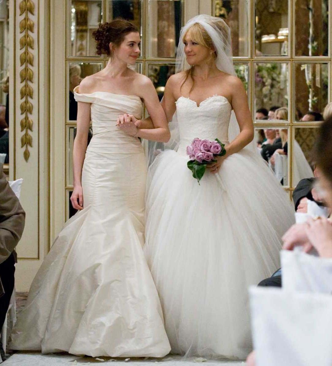 Anne Hathaway e Kate Hudson in Vera Wang nel film Bride Wars 2009