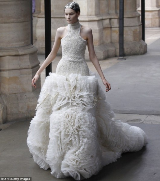 Sarah Burton per Alexander McQueen Fall/Winter 2011 - foto AP