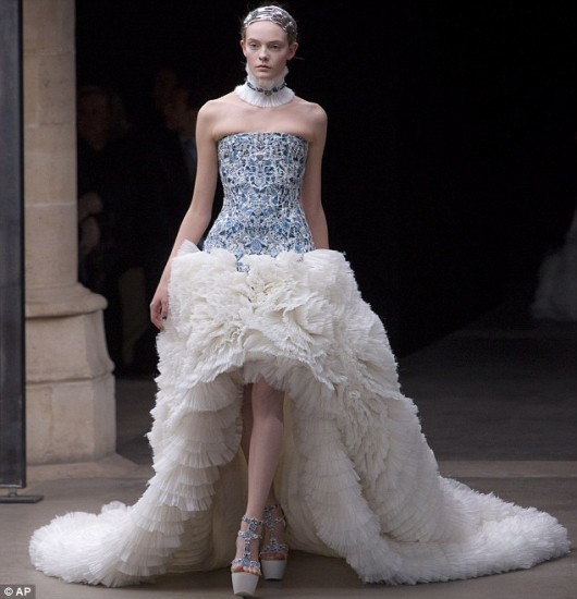 Sarah Burton per Alexander McQueen Fall/Winter 2011 - foto AP