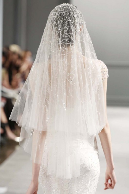 abito da sposa Monique Lhuillier Spring 2014 foto weddingbells.com