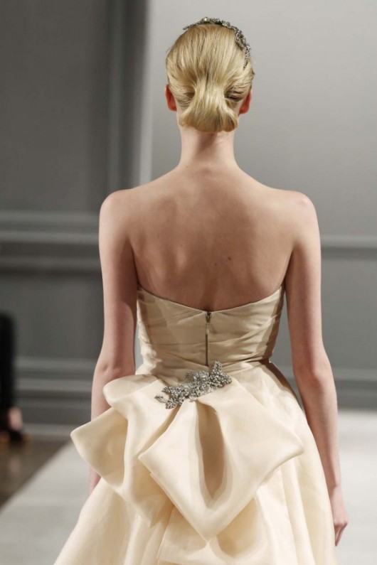 abito da sposa Monique Lhuillier Spring 2014 foto weddingbells.com