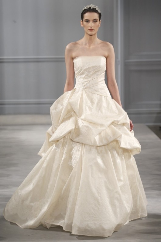 abito da sposa Monique Lhuillier Spring 2014 foto George Chinsee