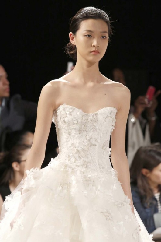 Monique Lhuillier Spring 2014  foto weddingbells.com