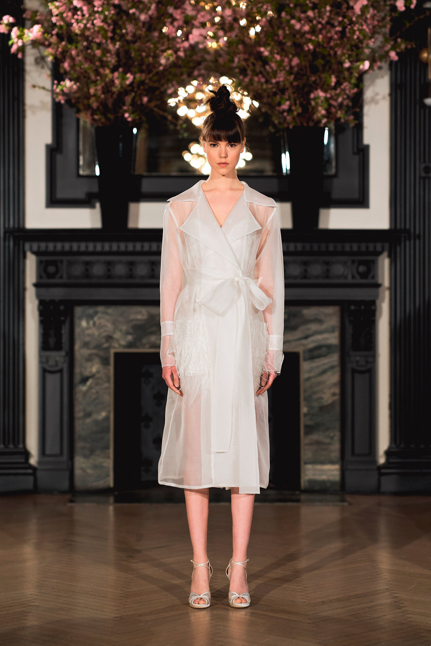 ines-di-santo-sposa-spring-2019-003-trench-da-sposa