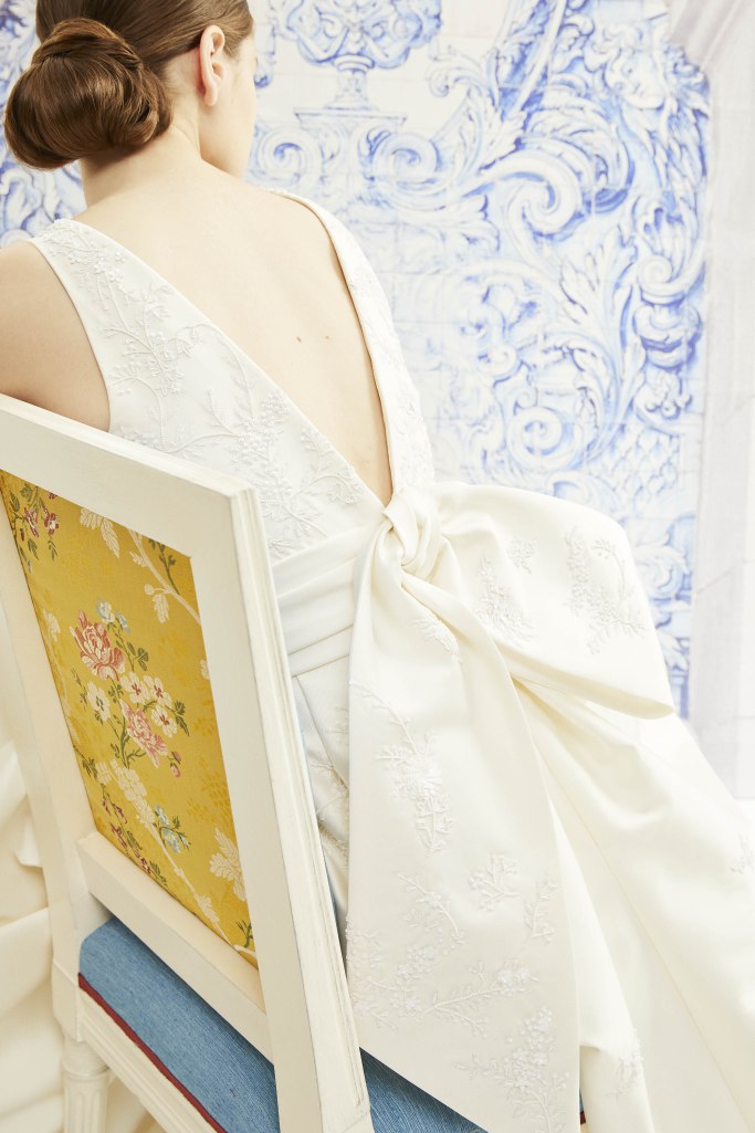 abito da sposa con fiocco carolina-herrera-fall-2019