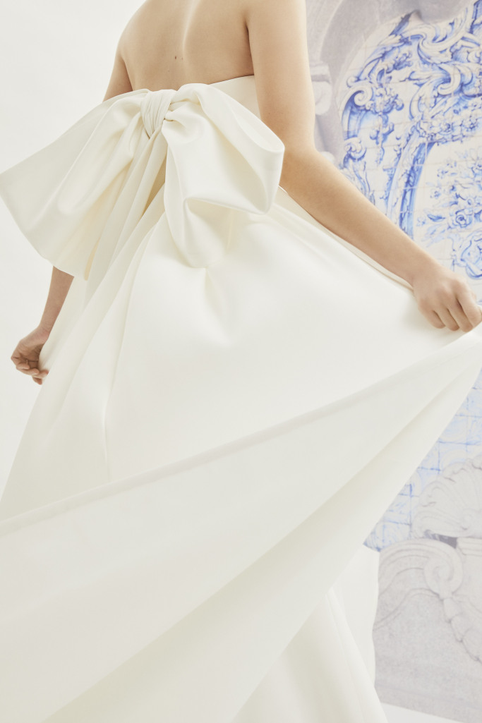abito da sposa con fiocco carolina-herrera-fall-2019