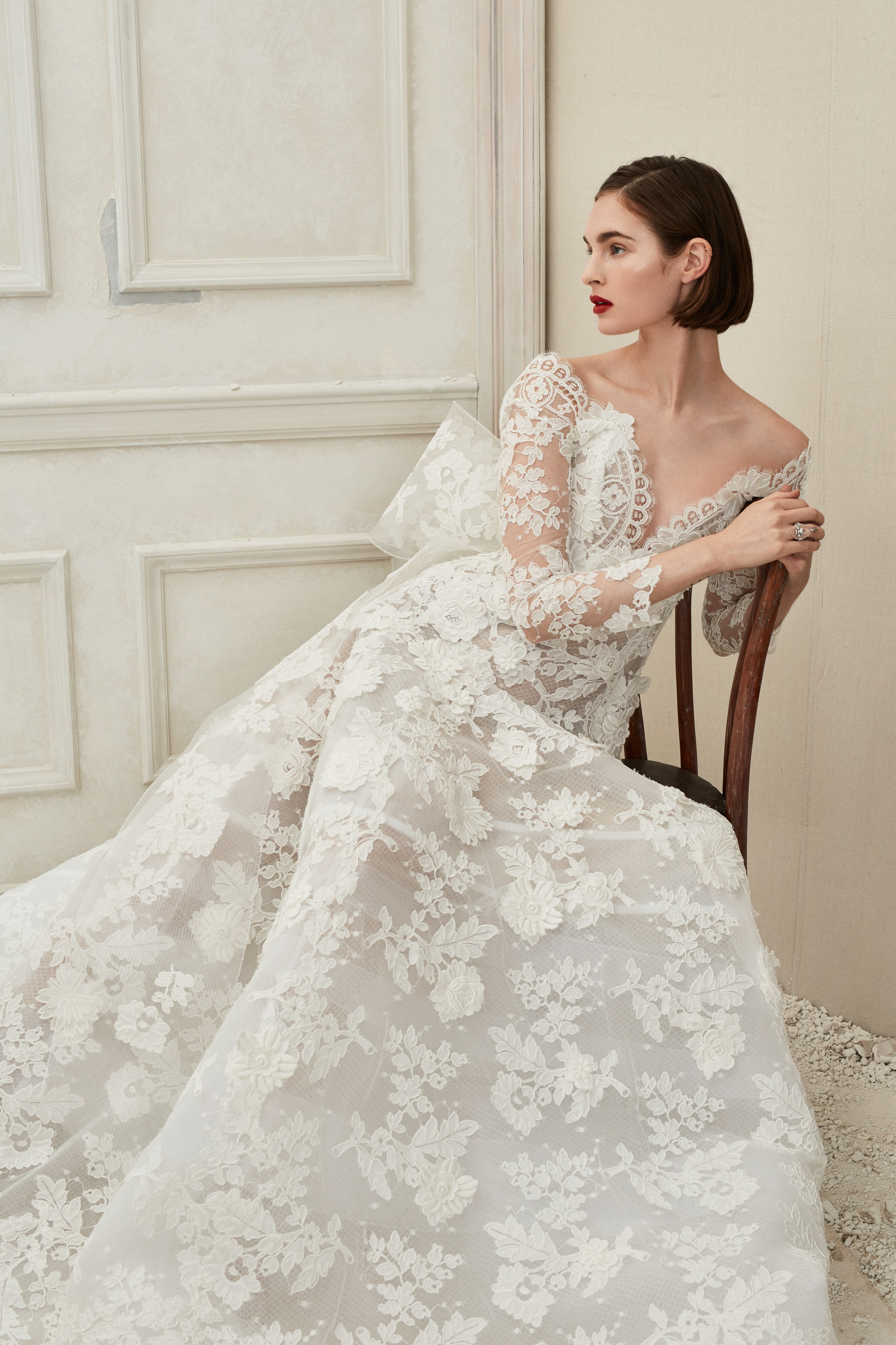 abito da sposa in pizzo oscar-de-la-renta-fall-2019