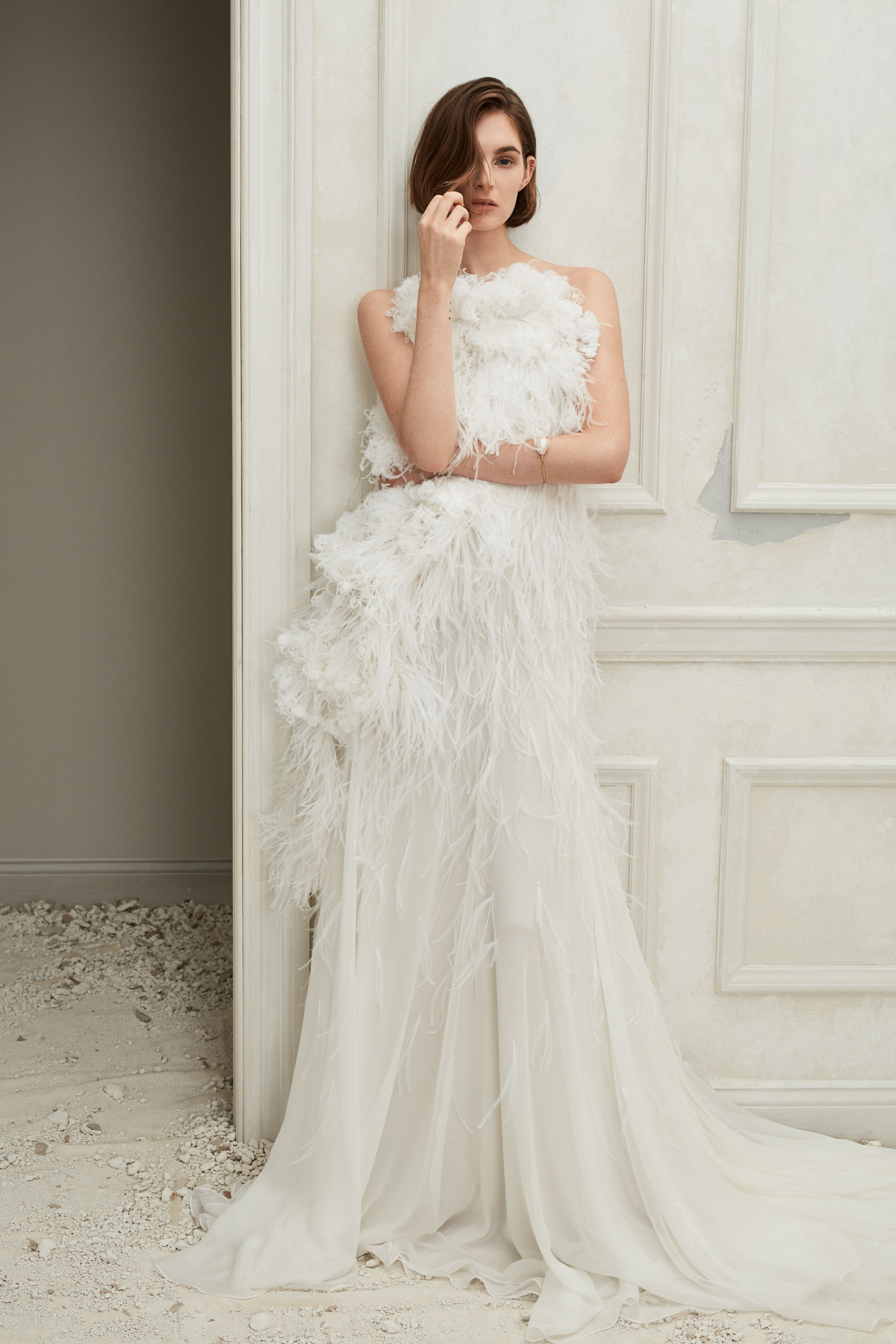 abito da sposa con piume oscar-de-la-renta-fall-2019