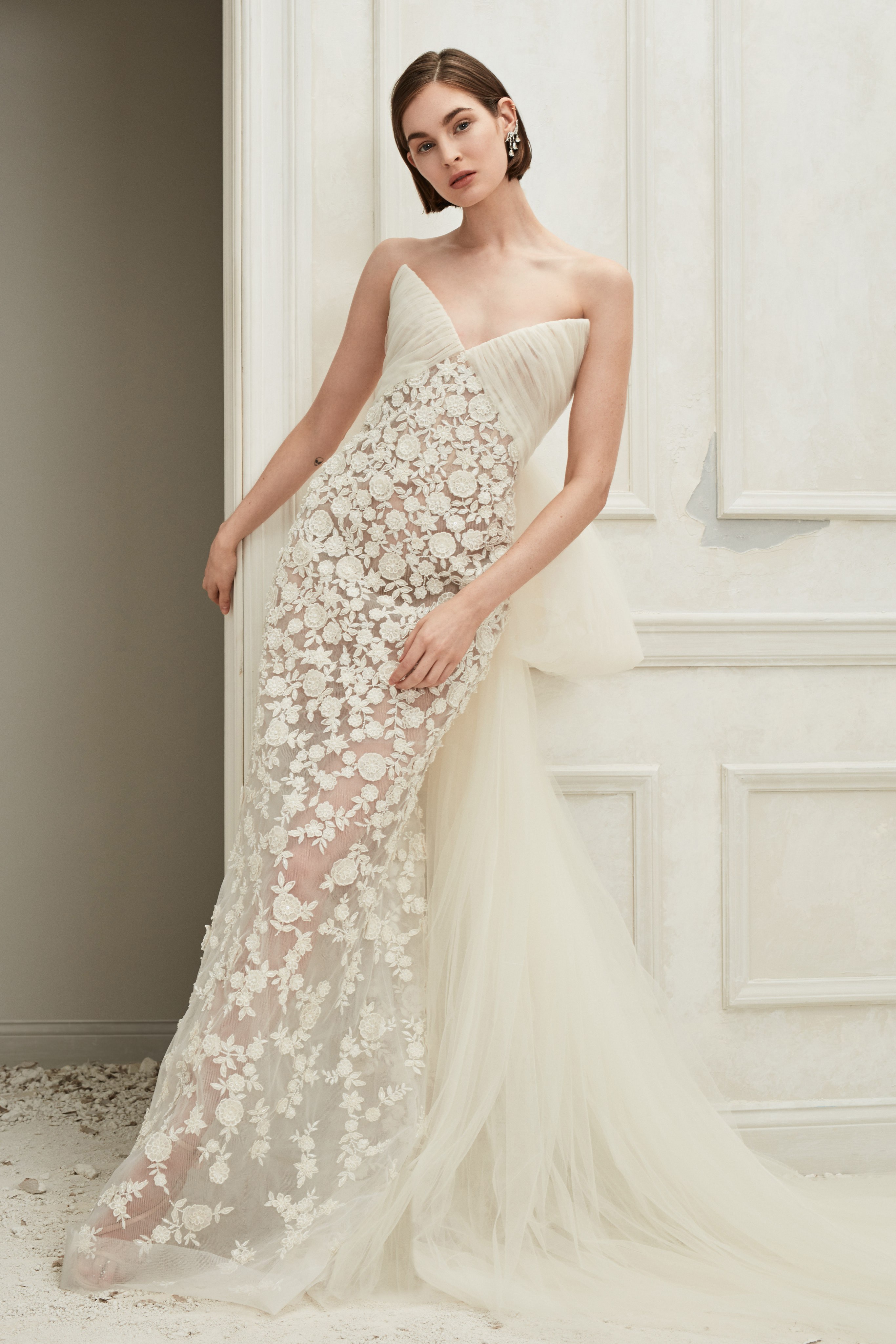 abito da sposa con ricami floreali oscar-de-la-renta-fall-2019