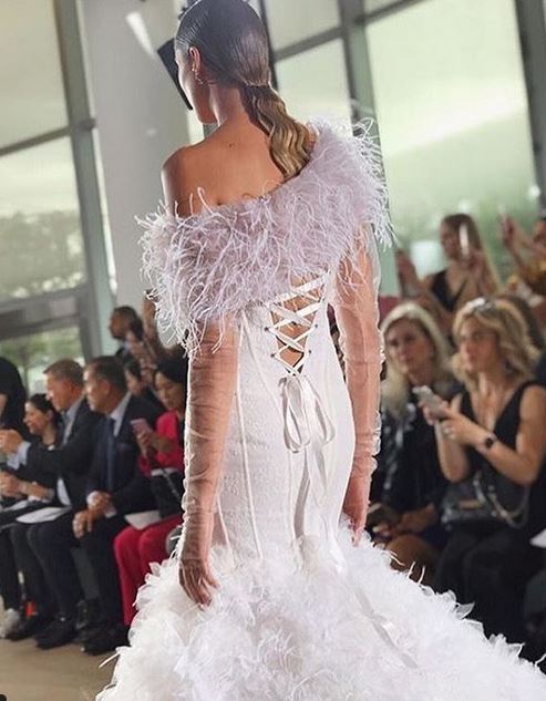 abito da sposa ines-di-santo-fall-2019 con bolero in piume