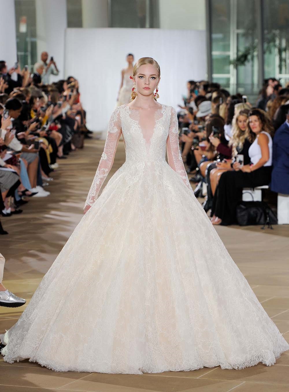 abito da sposa da principessa in pizzo ines-di-santo-fall-2019