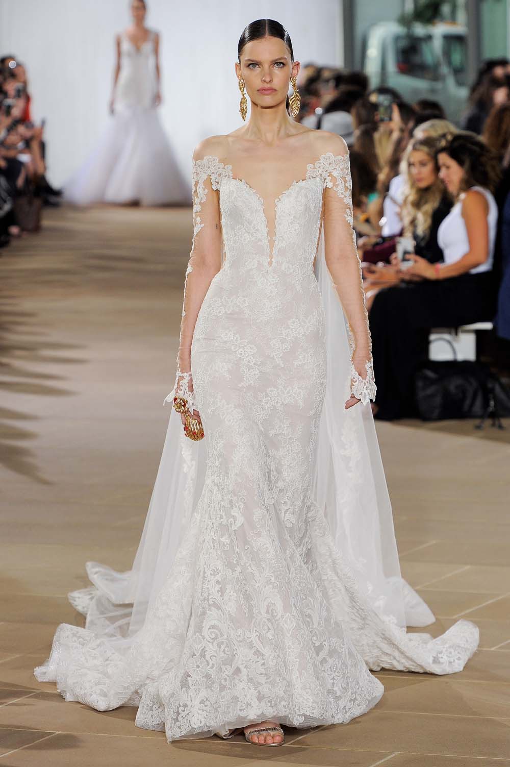 abito da sposa ines-di-santo-fall-2019 con mantella