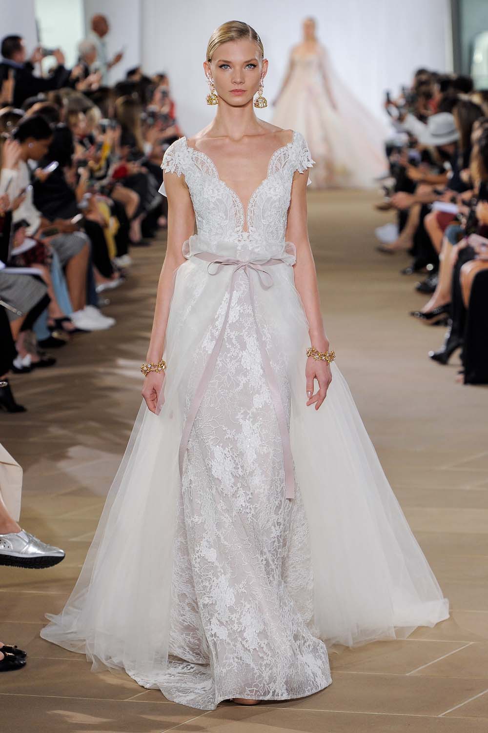 abito da sposa in pizzo ines-di-santo-fall-2019
