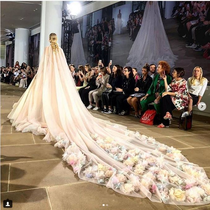 abito da sposa rosa con mantella ines-di-santo-fall-2019