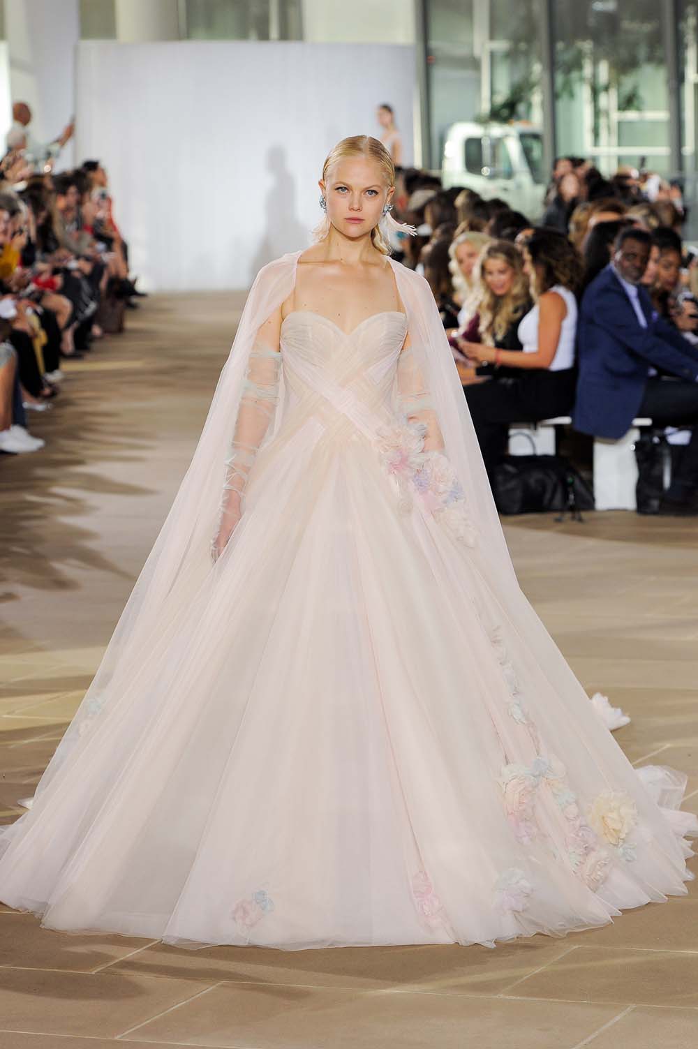 abito da sposa rosa con mantella ines-di-santo-fall-2019