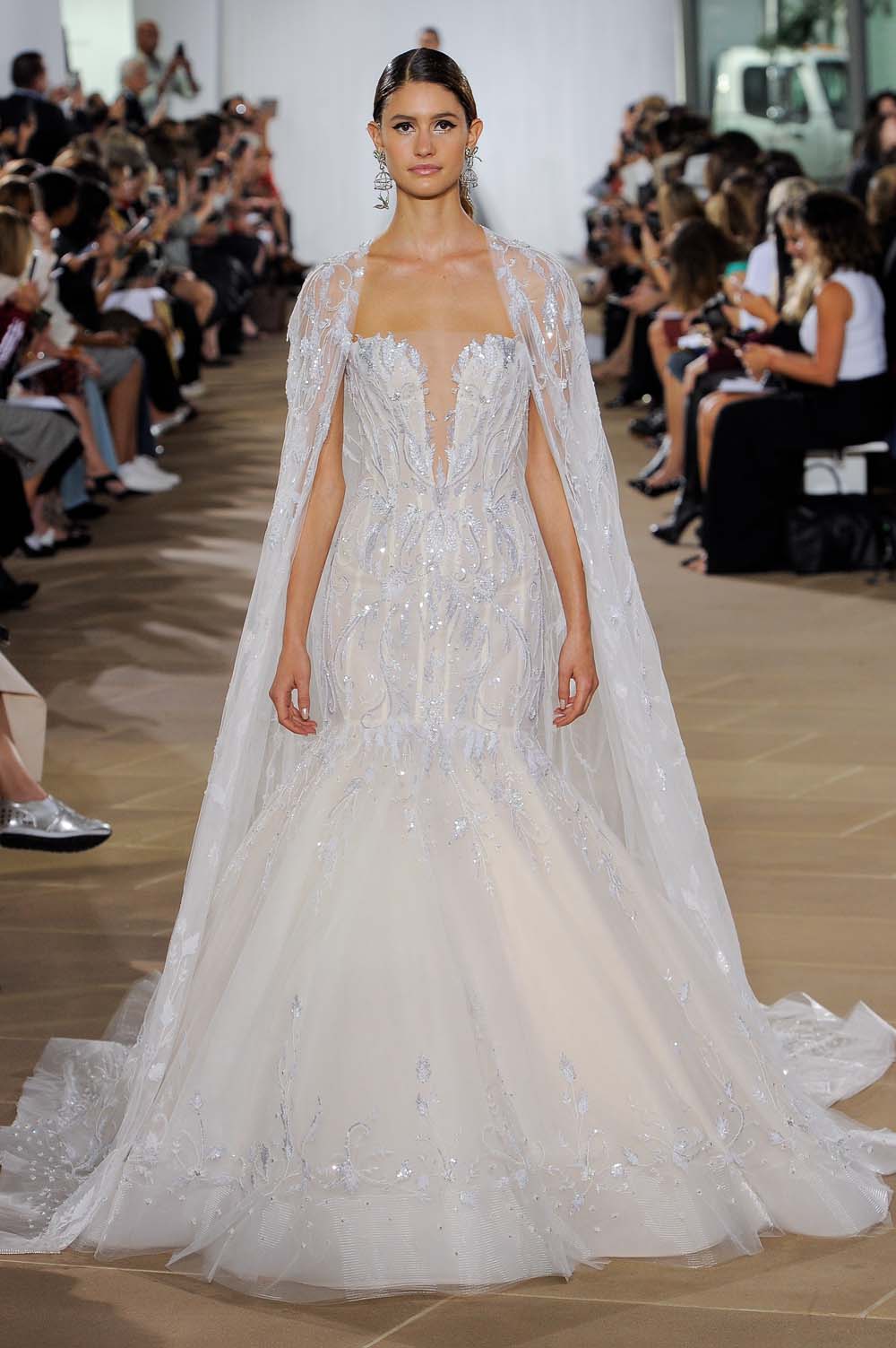 abito da sposa ines-di-santo-fall-2019 con mantella