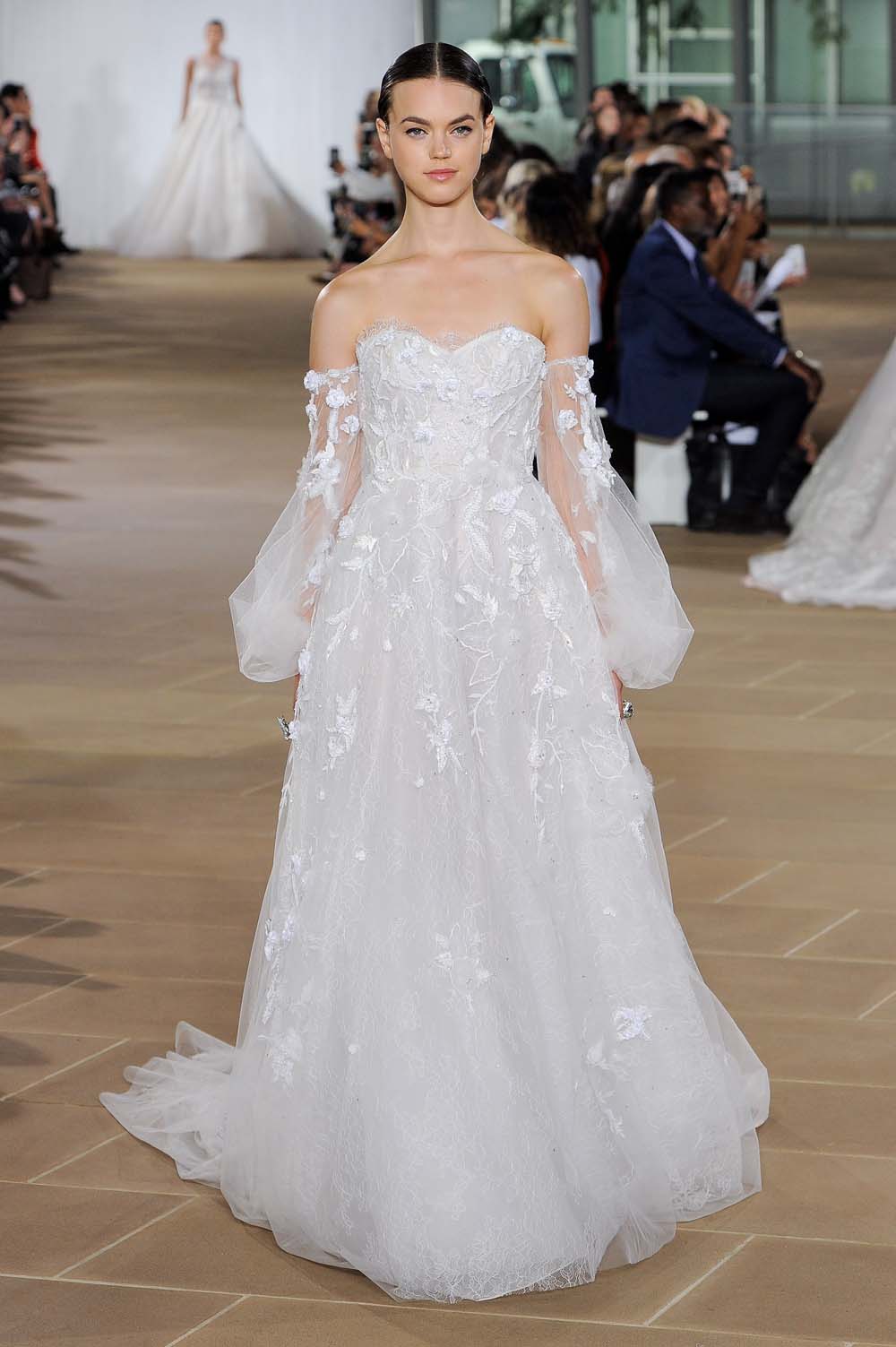 abito da sposa ines-di-santo-fall-2019 con maniche velate