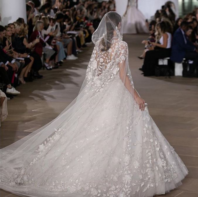 abito da sposa ines-di-santo-fall-2019 con mantella 